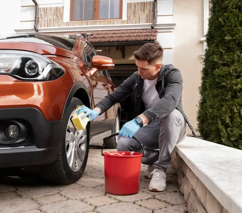 Lavage auto à domicile Vigneux-de-Bretagne : professionnel intervenant sur un véhicule